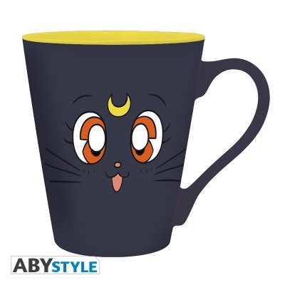 Caneca preta e amarela com rosto de gato estilizado e logo ABYSTYLE