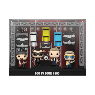 Figuras Funko Pop da banda U2 em palco com carros e estrutura metálica