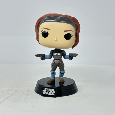 Figura colecionável Funko Pop do personagem Star Wars com duas pistolas e base preta com logo Star Wars