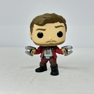 Figura Funko Pop com cabelo castanho e casaco vermelho segurando duas armas prateadas