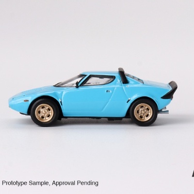 Miniatura de carro desportivo azul claro com jantes douradas e detalhes a preto