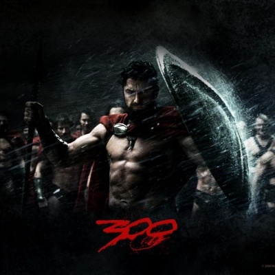 Imagem promocional do filme 300 com guerreiro espartano e escudo