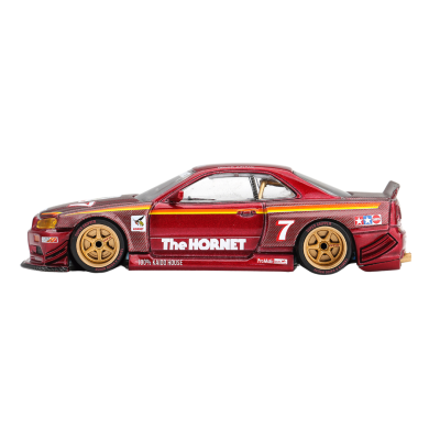 Miniatura de carro desportivo vermelho metálico com jantes douradas e texto The HORNET