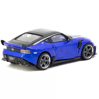 Miniatura de carro desportivo azul com tejadilho preto e spoiler traseiro