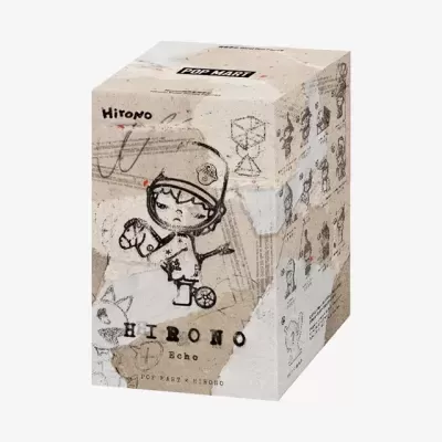 Embalagem bege com desenho preto e branco do personagem Hirono e textos Pop Mart x Hirono