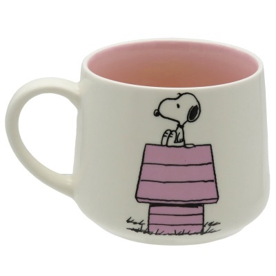 Caneca branca com interior rosa e Snoopy numa casota rosa desenhados