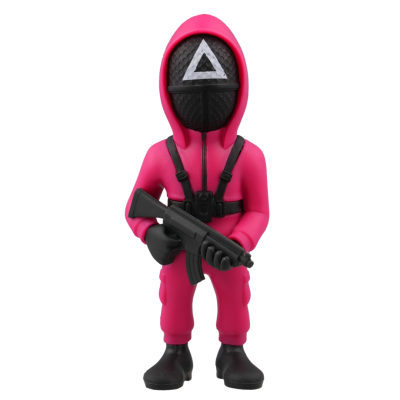 Figura de ação com fato cor-de-rosa, máscara preta e triângulo branco, segurando arma