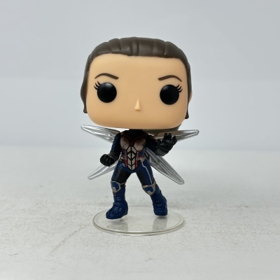 Figura de vinil de personagem com asas e roupa azul, preta e prateada
