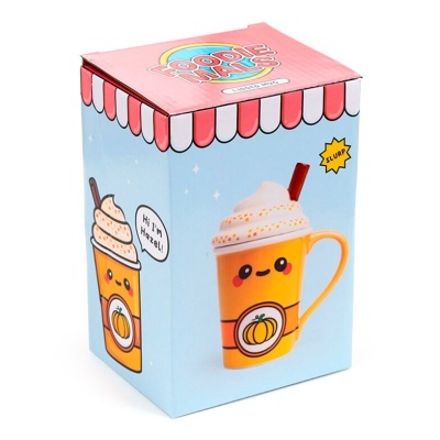 Caixa de produto com ilustração de caneca laranja com chantilly e padrão de abóbora