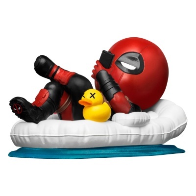 Figura de Deadpool reclinada num colchão insuflável com um pato amarelo ao lado