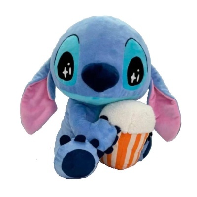 Pelúcia azul do personagem Stitch segurando pipoca