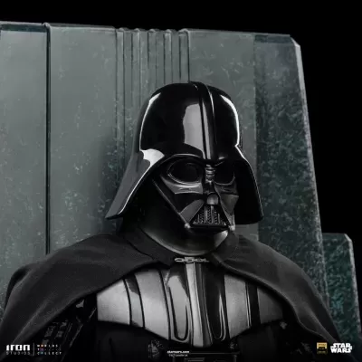 Figura detalhada de Darth Vader com capacete e armadura preta sentado em trono cinza.