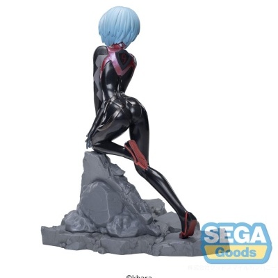 Escultura de personagem feminina com fato preto e cabelo azul sobre base de pedra
