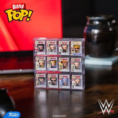 Miniaturas Funko Pop! Bitty-POP! WWE em caixas transparentes empilhadas numa mesa de madeira
