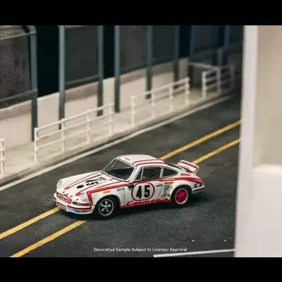 Miniatura de carro de corrida branco e vermelho com número 45 numa estrada