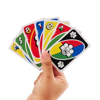 Mão a segurar cartas coloridas do jogo UNO, mostrando números e símbolos distintos