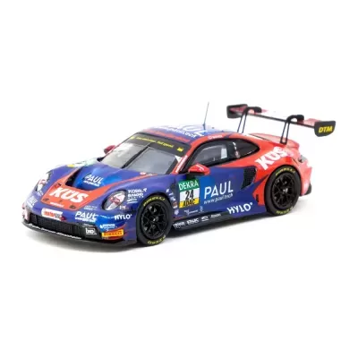 Modelo de carro de corrida azul, vermelho e preto com vários logótipos em fundo branco