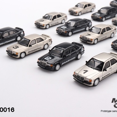 miniaturas de carros de corrida em preto e bege com nomes e números
