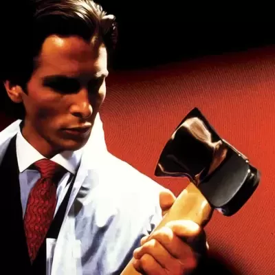 Cartaz do filme AMERICAN PSYCHO com homem sustentando um machado
