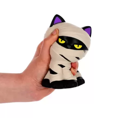 Squishy em forma de gato embrulhado em faixas brancas e olhos amarelos