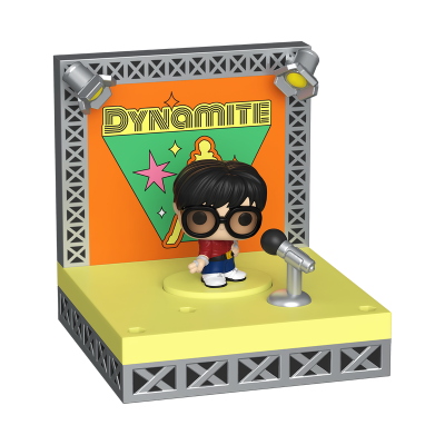 Figura Funko Pop em palco com fundo 'DYNAMITE' colorido