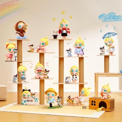 Figuras de bonecas loiras com gatos exibidas em arranhadores para gatos sobre tapete em fundo branco com desenhos coloridos