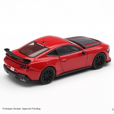 Miniatura de carro vermelho Ford com detalhes em preto sobre fundo branco
