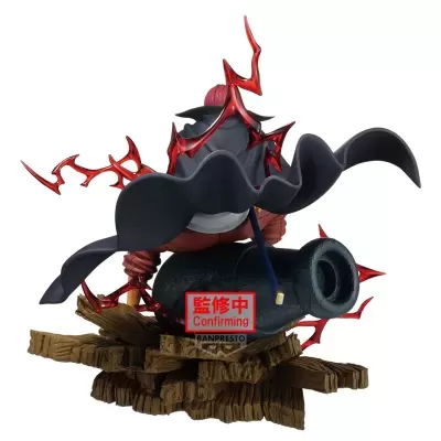 Figura de colecionador com capa preta, canhão e efeitos vermelhos em base de madeira