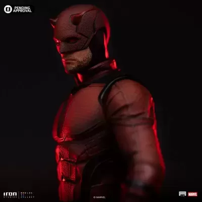 Figura colecionável do personagem Daredevil da Marvel com traje vermelho e máscara.