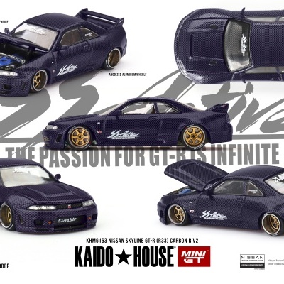 Modelo de carro Nissan Skyline GT-R R33 em fibra de carbono com rodas douradas e capot aberto