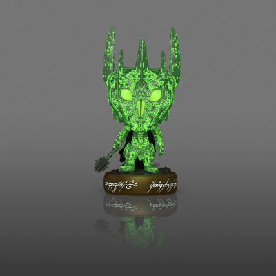 Figura colecionável de personagem com capacete e armadura verde iluminada em base marrom com texto