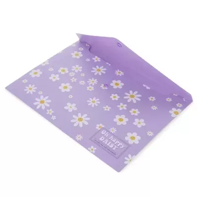 Envelope lilás com padrão de margaridas brancas e texto Oh happy DAISY
