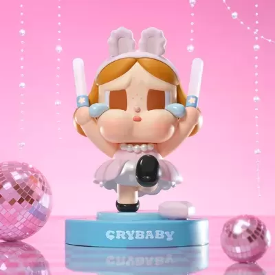 Figura Crybaby cartoon com vestido rosa e lágrimas azuis sobre base azul com texto
