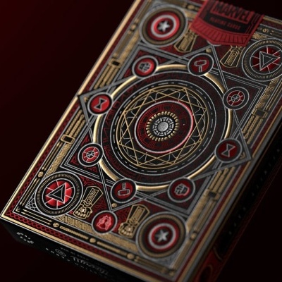 Caixa de baralho estilizada com design Marvel Agents of S.H.I.E.L.D em vermelho, preto e dourado
