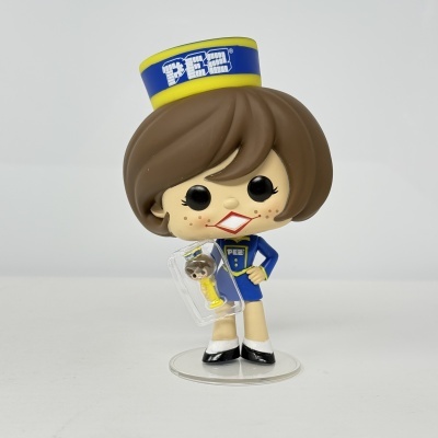 Figura Funko Pop PEZ Girl com uniforme azul, chapéu azul/amarelo e dispenser PEZ.