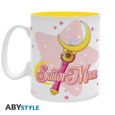 Caneca branca com interior amarelo decorada com varinha mágica de Sailor Moon e estrelas cor-de-rosa