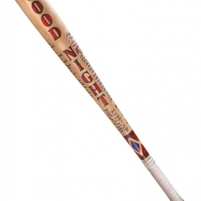 Taco de basebol decorado com palavras GOOD NIGHT e desenhos geométricos