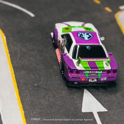 Carrinho de corrida em miniatura colorido na pista