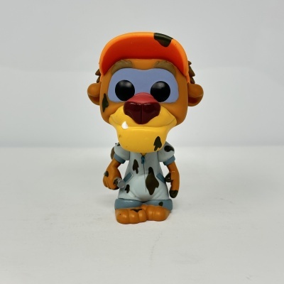 Figura de vinil estilo Funko Pop de personagem animal com roupa azul e boné laranja