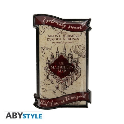 Pin com design do The Marauders Map em metal com castelo desenhado e texto em fundo vermelho