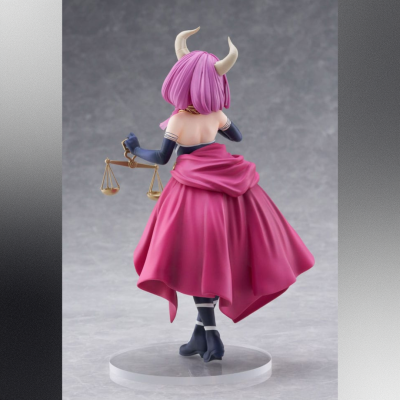 Figura feminina com cabelo rosa, vestido rosa e luvas azuis segurando balança dourada