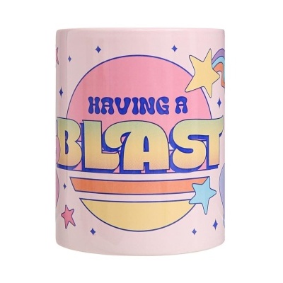 Caneca rosa com texto HAVING A BLAST e estrelas coloridas