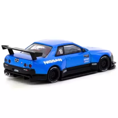 Miniatura de carro de corrida Nissan azul com asa traseira preta e pneus Toyo