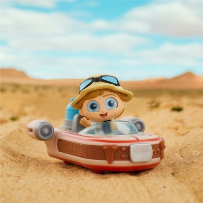 Brinquedo de figura animada com chapéu e óculos em veículo espacial pequeno na areia