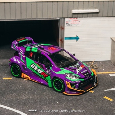 Carro de corrida em miniatura roxo e verde numa pista de corrida sintética