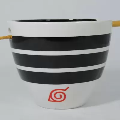 Taça preta e branca com riscas e alças de madeira, símbolo vermelho na base