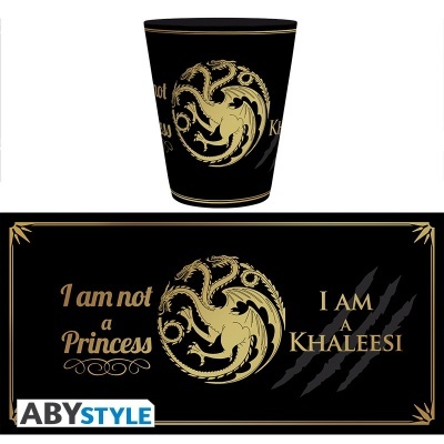 Copo preto com dragão dourado e texto I am not a Princess e I AM A KHALEESI