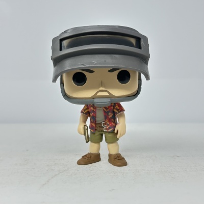 Figura Funko Pop com capacete cinzento e roupa casual sobre superfície branca