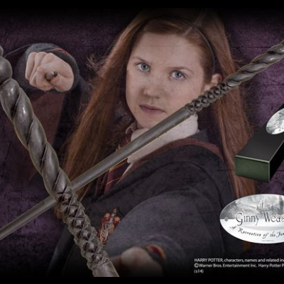 Varinha mágica espiralada castanha e caixa preta com placa metálica oval Ginny Weasley