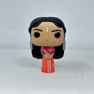 Figura de vinil com cabelo preto e roupa tradicional rosa e vermelha